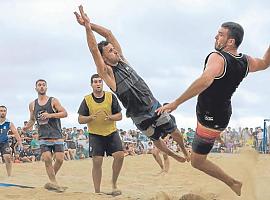 La élite del balonmano playa se cita en Gijón: El XII Torneo de San Lorenzo calienta la arena con un billete para el Arena 1.000