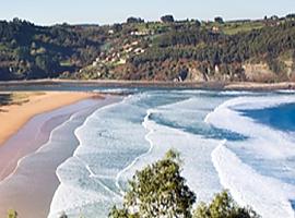El Principado destina un millón de euros a la limpieza de las playas de los veinte concejos costeros.