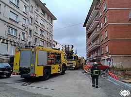 Madrugada de tensión en Avilés: un incendio arrasa una vivienda y deja una mujer hospitalizada