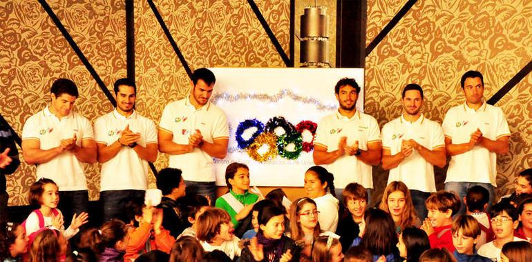 Escolares del colegio Los Campos y 6 Mundiales del piragüismo celebran las Navidades Olímpicas