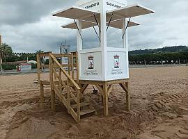 Gijón/Xixón instala una nueva torre de salvamento en la playa del Arbeyal como proyecto piloto para reforzar la seguridad estival