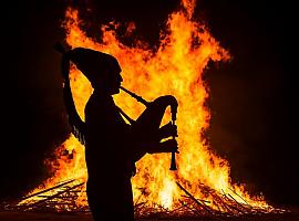 Avilés da la bienvenida al verano con danzas primas, fuego y tradición en la noche mágica de San Xuan