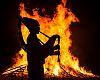 Avilés da la bienvenida al verano con danzas primas, fuego y tradición en la noche mágica de San Xuan