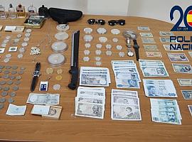 La Policía Nacional recupera una valiosa colección de monedas y billetes robada en Langreo gracias a la colaboración ciudadana