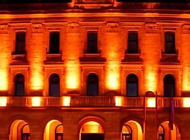 Gijón se ilumina de naranja en solidaridad con el Día Internacional de la Distrofia Muscular Facioescapulohumeral