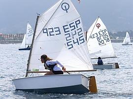 Julio Riba, Hugo Sánchez y Alma Pérez dominan el XII Trofeo de San Pedro de Vela Ligera en Gijón