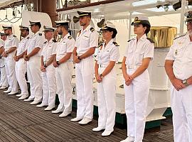 Los guardiamarinas del Juan Sebastián de Elcano disfrutan de una espicha asturiana en Gijón: Un banquete que deja huella en la tripulación