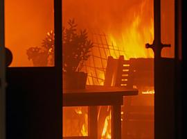 Explosión de gas junto a la Catedral de Oviedo: un fallo en una conducción provoca un incendio y el desalojo de un edificio histórico