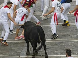 Tensión y cornadas en el segundo encierro de San Fermín: Cebada Gago cumple con su leyenda y deja el primer herido por asta de toro