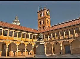 La Universidad de Oviedo se tiñe de azul para recordar a las víctimas del odio y alzar la voz por la tolerancia