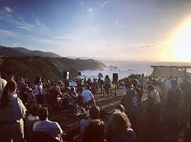 El atardecer que engancha en Cudillero: así es El Nordés del Silencio, el chiringuito que mira de frente a la Playa del Silencio