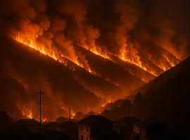Larga noche contra el fuego en Ibias: cuatro pueblos desalojados y una amenaza que desborda cortafuegos