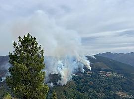 “En cinco minutos el fuego nos envolvió”: crónica desde la piscina de Ibias, el pueblo que rozó la tragedia