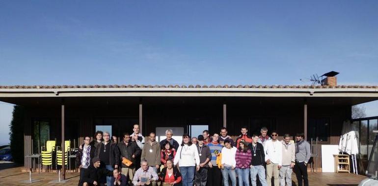 El Campo Municipal de Golf de Llanes acogió ayer el Torneo de Navidad de la Escuela de Golf Adaptado