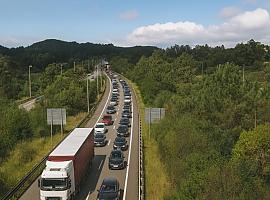 Retenciones kilométricas en la A-8 a su paso por Gijón tras un accidente entre una autocaravana y un camión