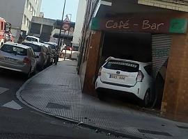 Un taxi se empotra contra un bar cerrado en Gijón tras chocar con una furgoneta: caos, ruido metálico y un milagro en El Coto
