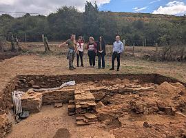 Un nuevo edificio con pinturas murales refuerza el valor histórico del yacimiento romano de La Estaca/Andayón