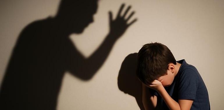 El cachete, prohibido por ley en España, sigue siendo visto por muchos padres como una herramienta educativa