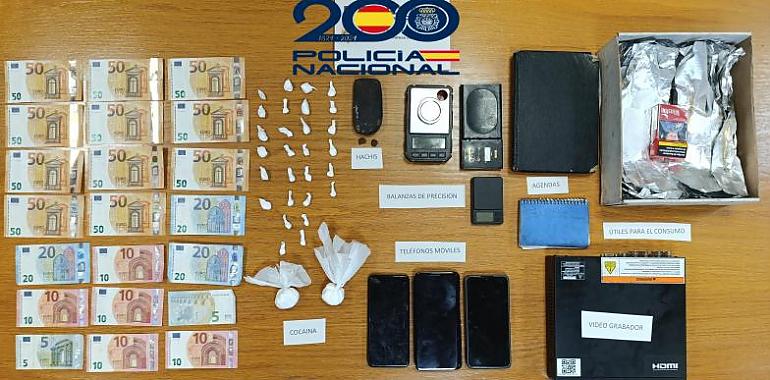 La Policía Nacional desmantela un narcopiso en Pando (Langreo): detenidas madre e hija con cocaína, hachís y 670 euros en efectivo