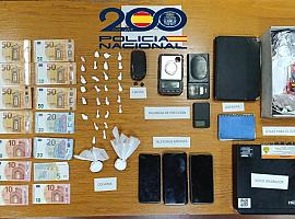 La Policía Nacional desmantela un narcopiso en Pando (Langreo): detenidas madre e hija con cocaína, hachís y 670 euros en efectivo