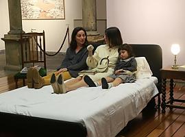 El arte toma la noche en Gijón: una Noche Blanca más grande, diversa y con público entregado