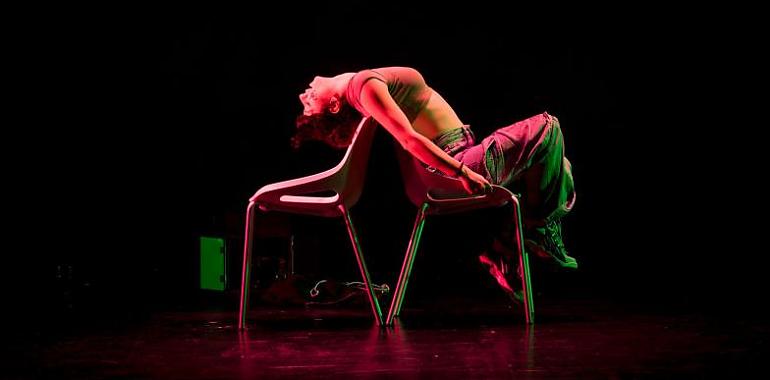 Avilés alza el telón con ‘Aburrimiento vocacional’: el grito teatral de una generación incomprendida