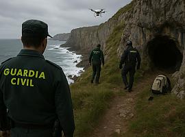 La costa que traga secretos: la Guardia Civil busca a una mujer desaparecida entre los acantilados de Gozón