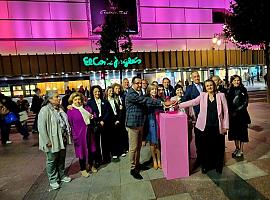 El Corte Inglés de Oviedo tiñe de rosa la noche para encender la esperanza contra el cáncer de mama