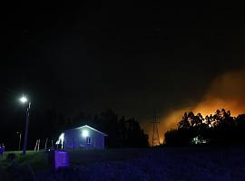 Noche de fuego y miedo en Gijón: medio centenar de vecinos evacuados por un pavoroso incendio en el Monte Areo