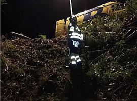 Fallece un hombre de 52 años al caer con su tractor por un desnivel en Llanes