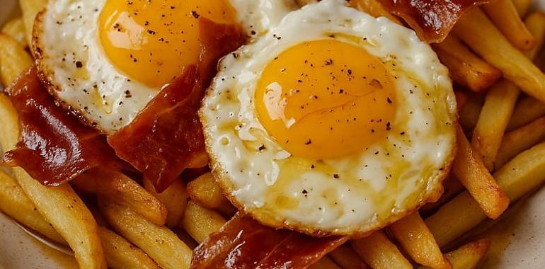 Recetas de una abuela asturiana: Huevos estrellaos con patates trufaes y jamón cruxiente al culín de sidra