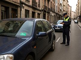 Un juzgado de Oviedo tumba las multas «recaudatorias» por la ITV caducada en coches aparcados