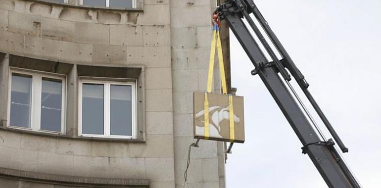 Adiós a un símbolo de Gijón: el asturcón de Cajastur se despide de la plaza del Carmen