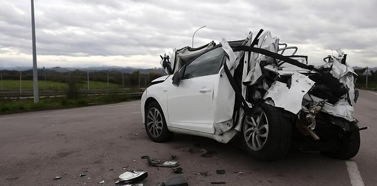 Tragedia en la “Y” de Serín: muere una mujer y su marido está grave tras colisión entre turismo y camión en la A-66