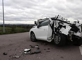 Tragedia en la “Y” de Serín: muere una mujer y su marido está grave tras colisión entre turismo y camión en la A-66