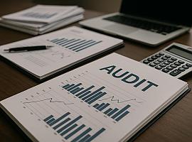 La Sindicatura de Cuentas destapa las dos grandes brechas de la gestión pública asturiana: carreteras que absorben el 77,7% de los fondos estatales y ayuntamientos que siguen fragmentando contratos menores