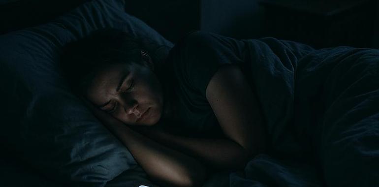 Jóvenes que “se pudren en la cama”: la nueva tendencia que revela el agotamiento emocional de toda una generación