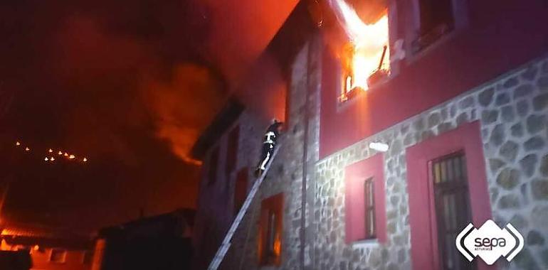 Pavoroso incendio en Ponga: una vivienda sobre el bar Casa Hermógenes queda reducida a escombros y moviliza un despliegue masivo de bomberos