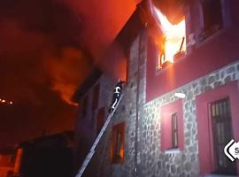 Pavoroso incendio en Ponga: una vivienda sobre el bar Casa Hermógenes queda reducida a escombros y moviliza un despliegue masivo de bomberos