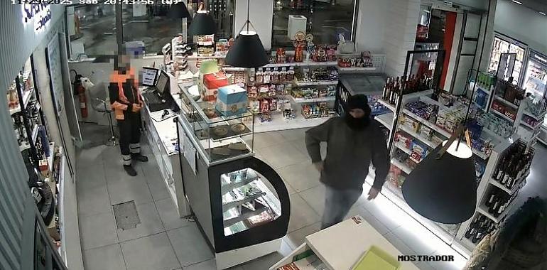 Un minuto de terror en Gijón: así fue el atraco a punta de pistola en la gasolinera de la avenida de Portugal