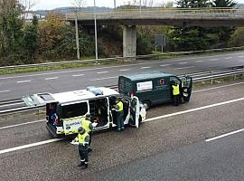 Muere un joven motorista gijonés de 22 años al chocar contra el quitamiedos en la A-8 a la altura del campus de Viesques