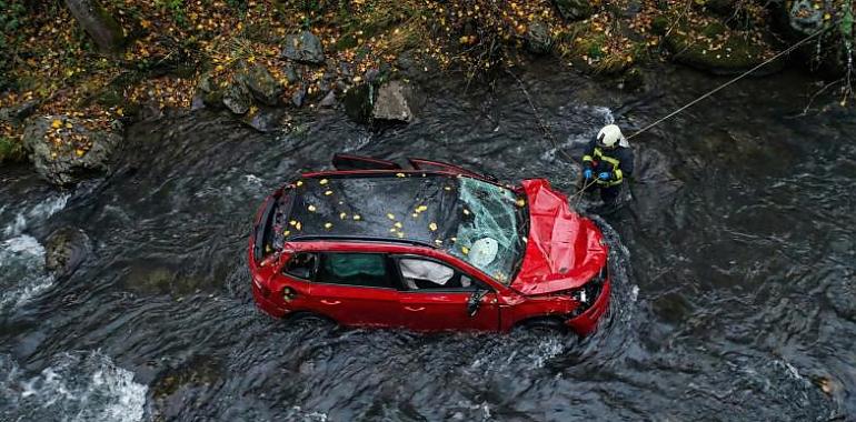 Angustioso rescate en Tineo tras un brutal choque en el corredor del Narcea: un coche cae al río y deja cuatro heridos