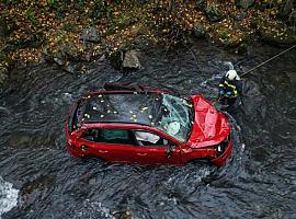 Angustioso rescate en Tineo tras un brutal choque en el corredor del Narcea: un coche cae al río y deja cuatro heridos