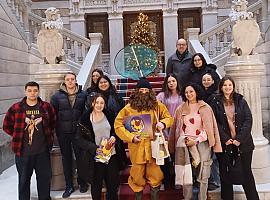 L’Anguleru embriaga de magia la Junta General con cartas, deseos y valores de Navidad