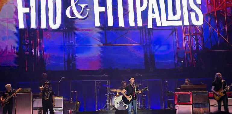 Gijón se rinde a Fito & Fitipaldis: un Palacio de Deportes en comunión total