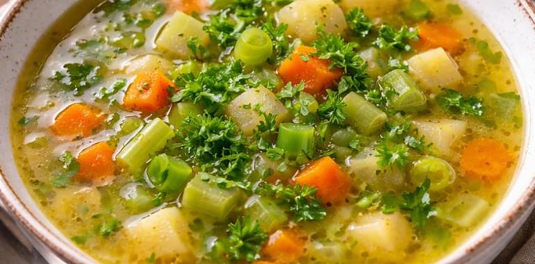 Recetas de una abuela asturiana: Caldu depurativu de la güela Balbina (pa desinflamar el cuerpu y l’almu dempués del roscón)