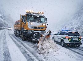Asturias en alerta por la borrasca Ingrid: camiones fuera del Huerna y Pajares, mar embravecido y nieve bajando a 400 metros