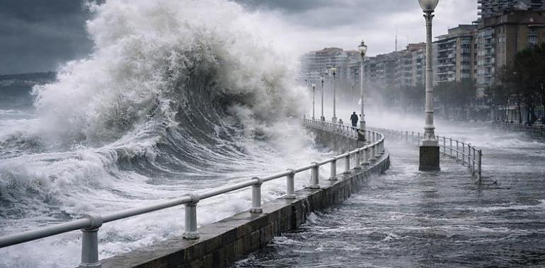 “Ingrid” se gira hacia Asturias y apunta a la costa: aviso naranja, olas de hasta 8 metros y tormentas en el litoral