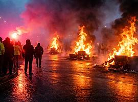 Navia estalla contra el ERE de Ence: barricadas, fuego, pirotecnia y una huelga indefinida que va a más