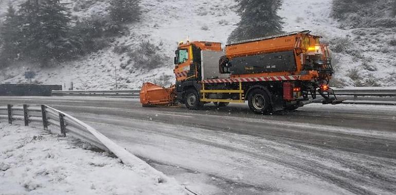 El temporal estrecha el cerco sobre Asturias: caos en el Huerna por un camión accidentado y Pajares exige cadenas